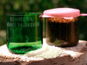 Upcycling Gläser aus alten Flaschen mit Vorratsdeckel und Gravur